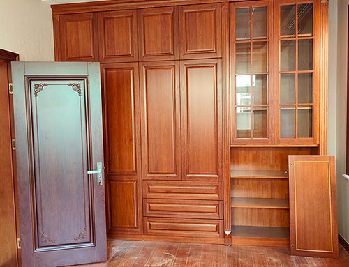 丰都中式家庭装修里定制的实木衣柜效果图